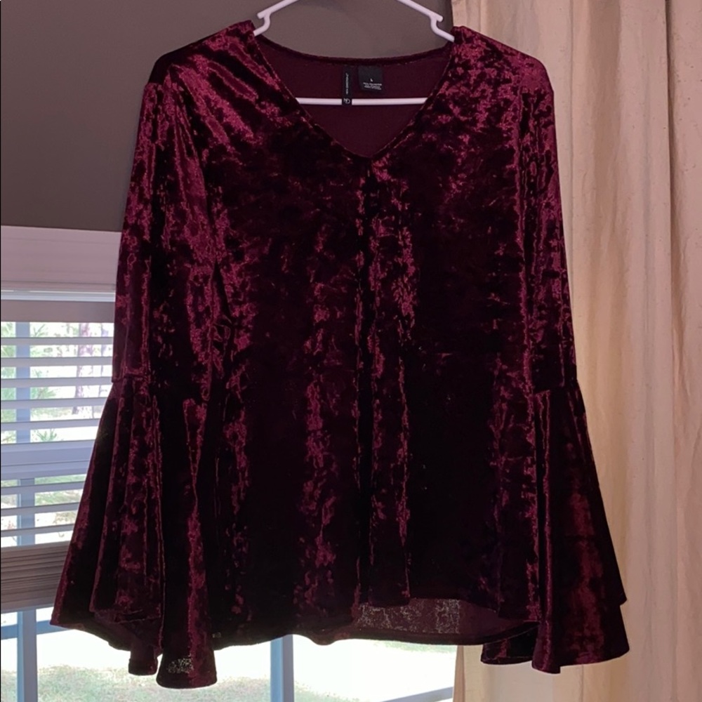 Long sleeve velvet shirt.